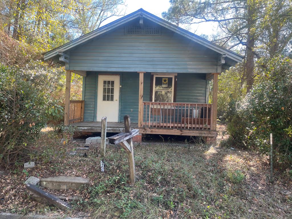 Investor Special!!. 2bed/1bath. Quiet location, minutes away From Thomas University campus. Don't miss out on this opportunity.
