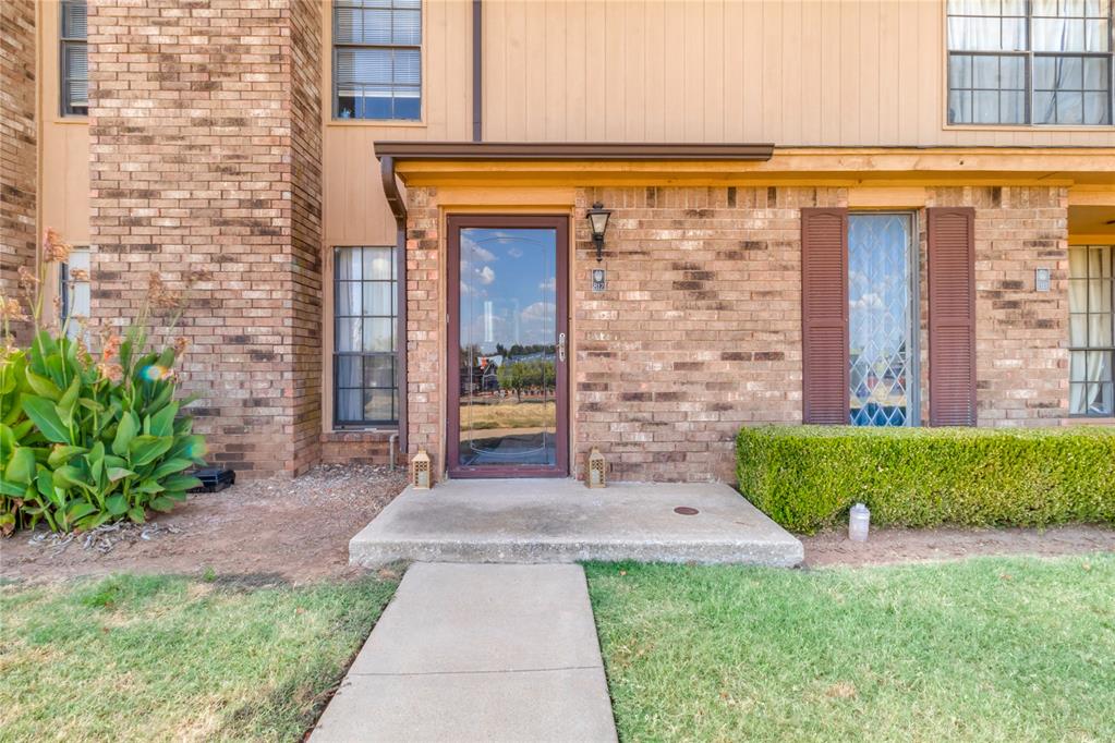 Charming 2-bedroom, 2-bathroom home offering 1,246 sq. ft. of comfortable living space. Conveniently located near shopping, dining, and major highways. Schedule your showing today!
