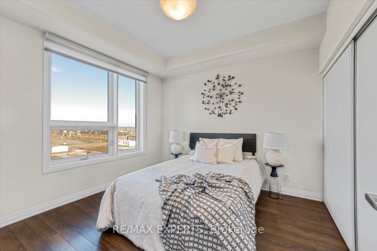 1105 E Leger Way 527
