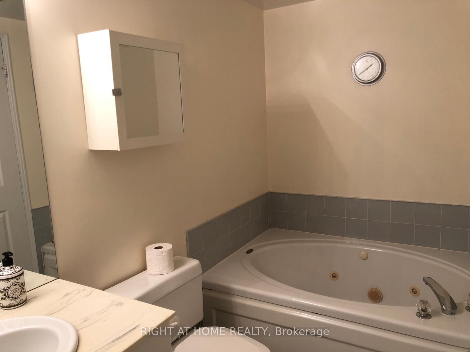 18 Hollywood Ave Ph106