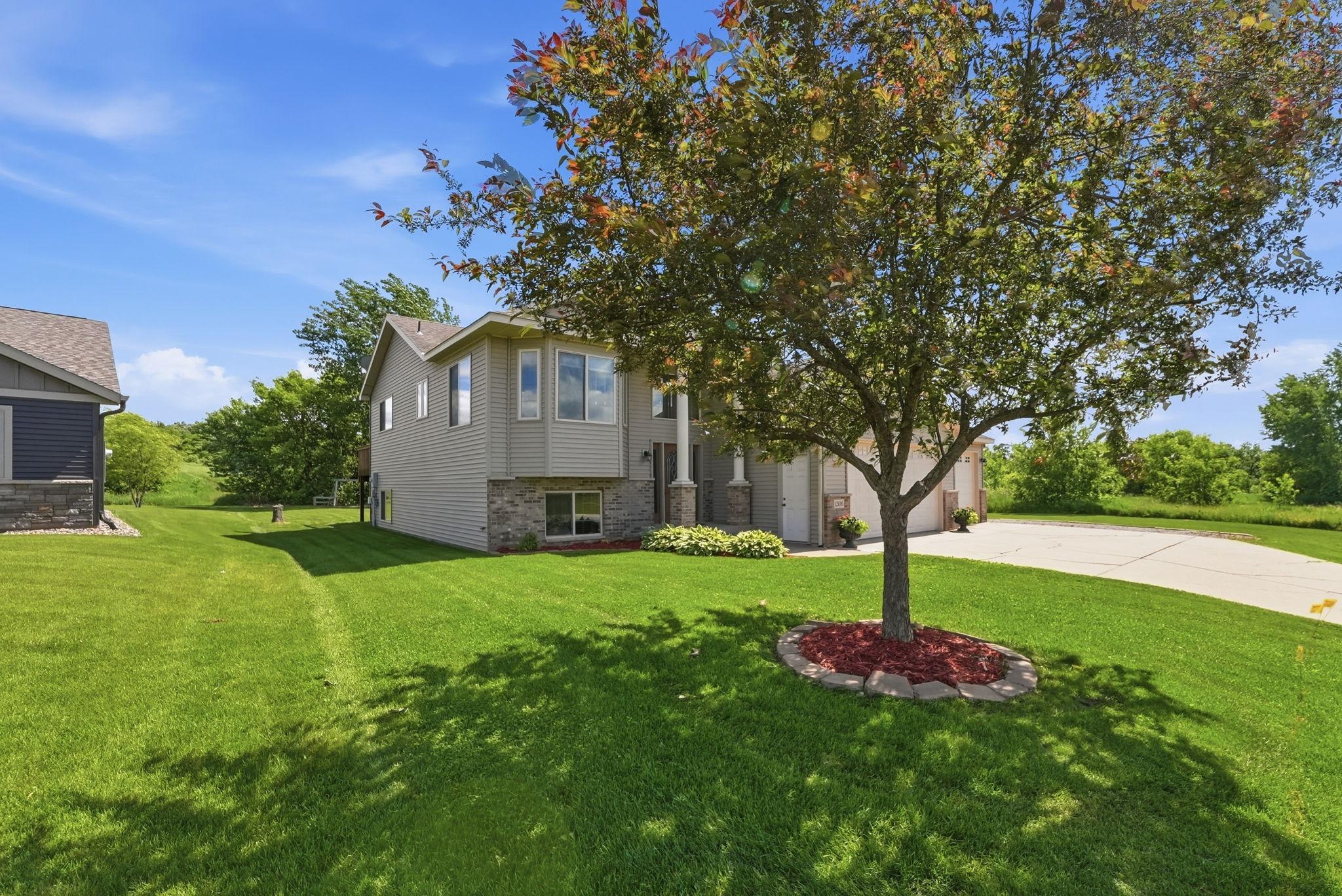 1306 Iris Lane NE