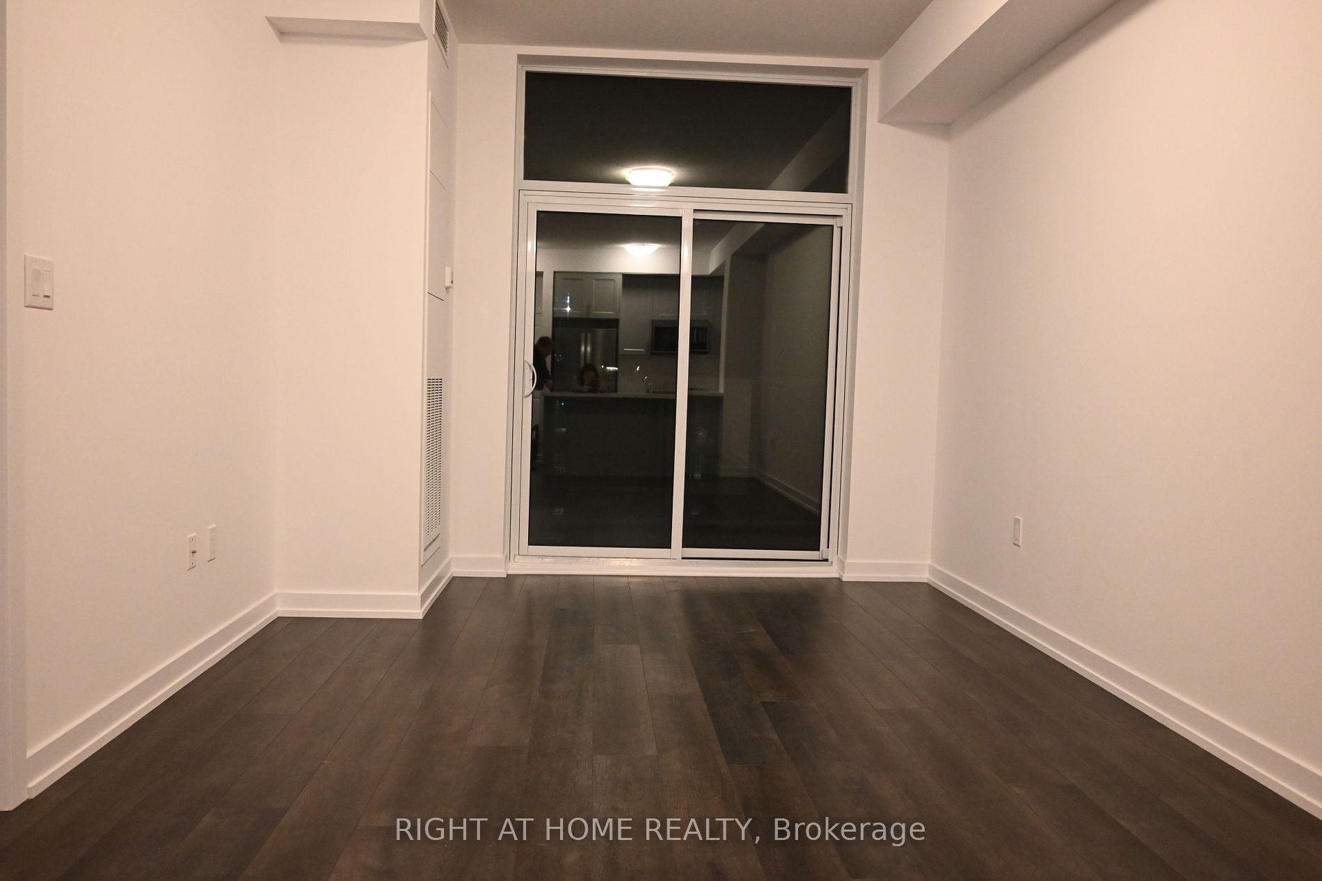 460 E Dundas St 1106