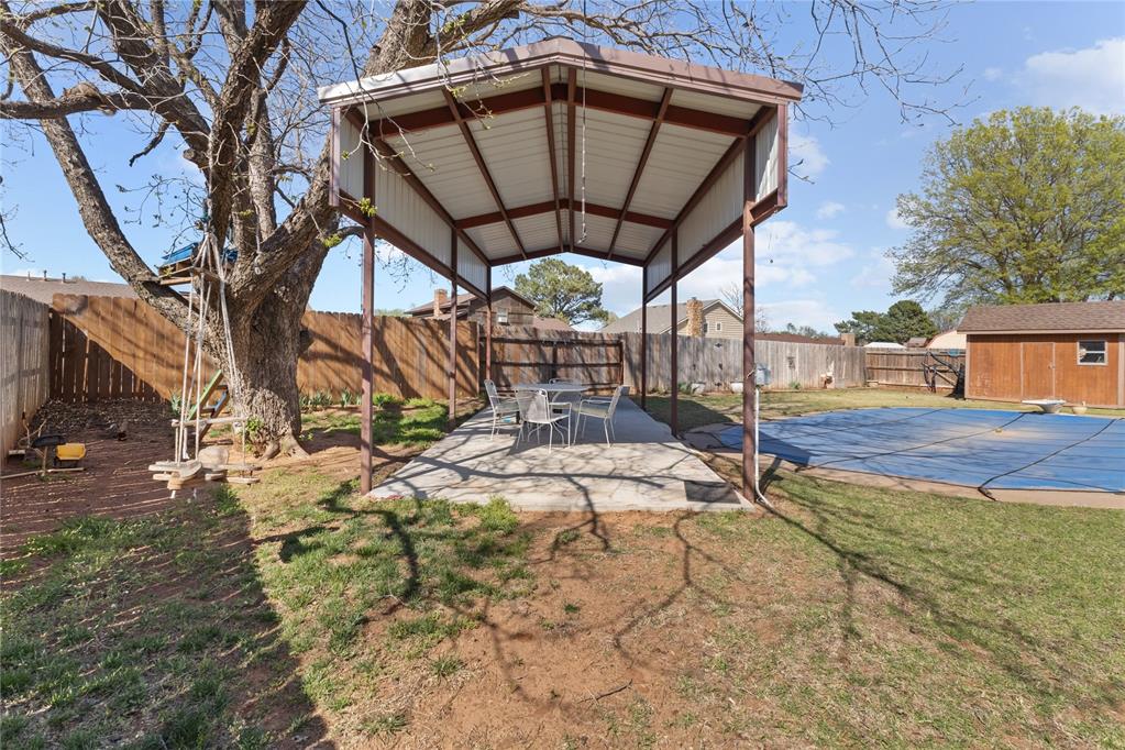 1421 E Quail