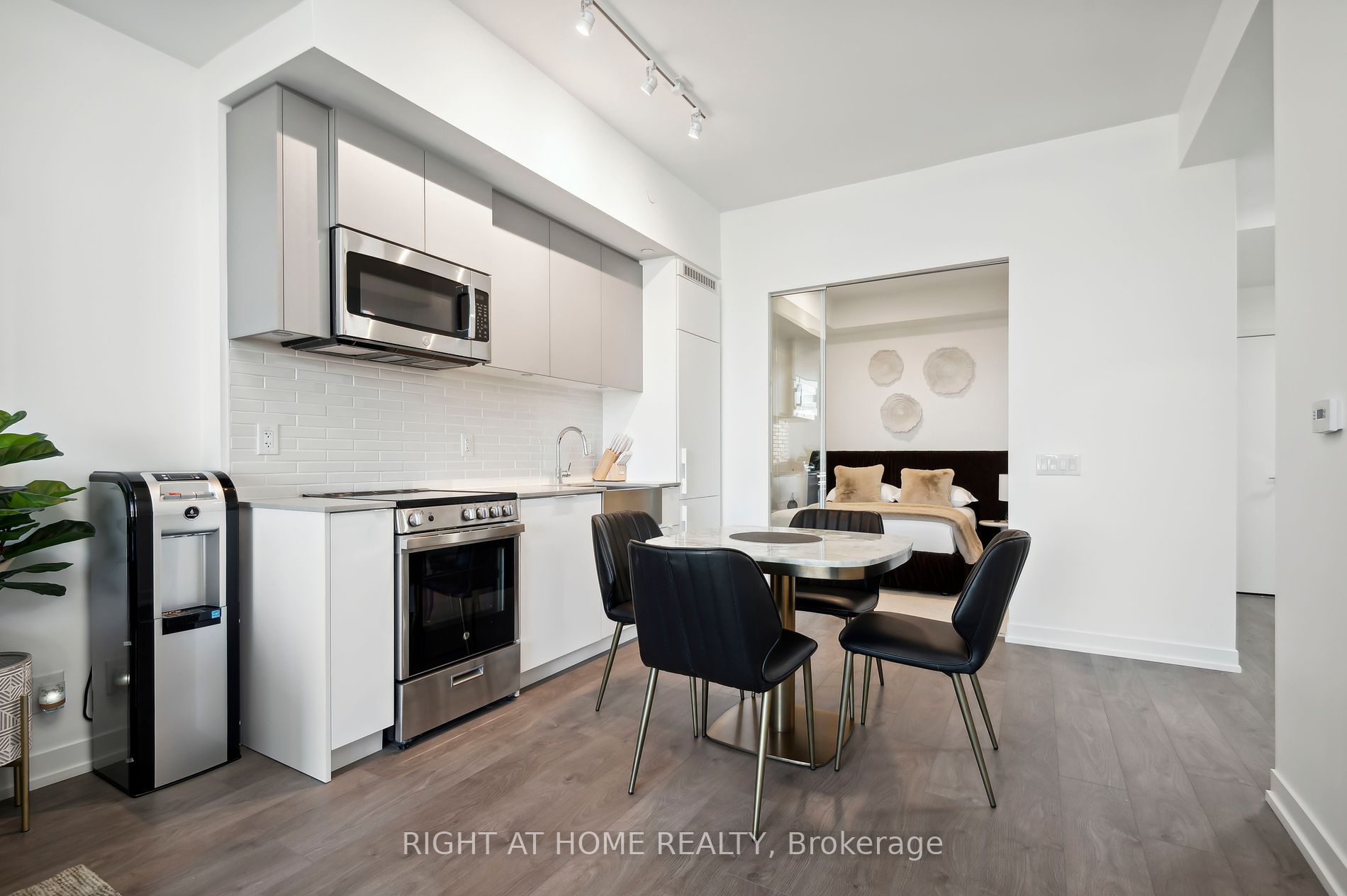 270 Dufferin St LPH17