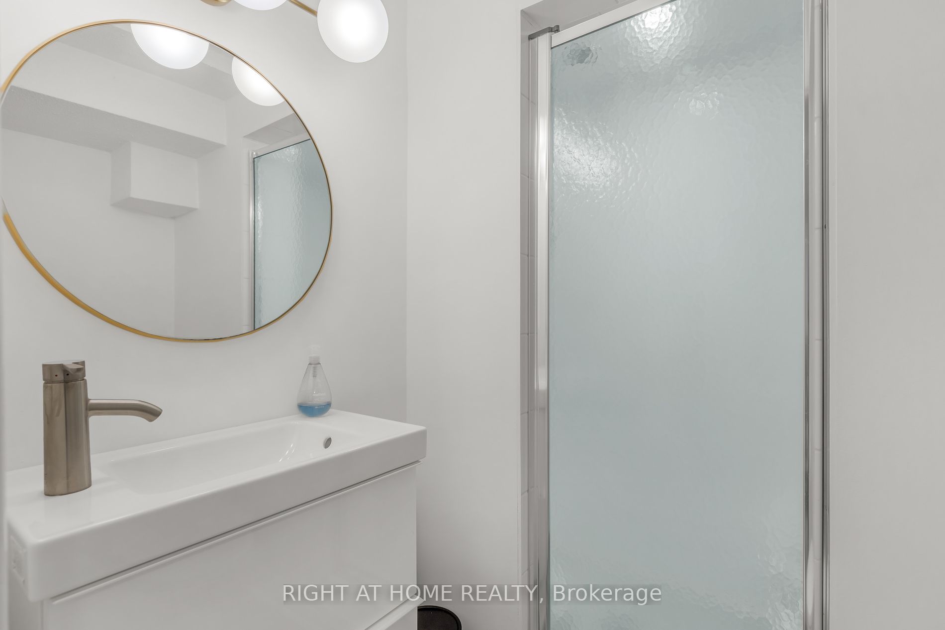 27 E Woodlawn Ave
