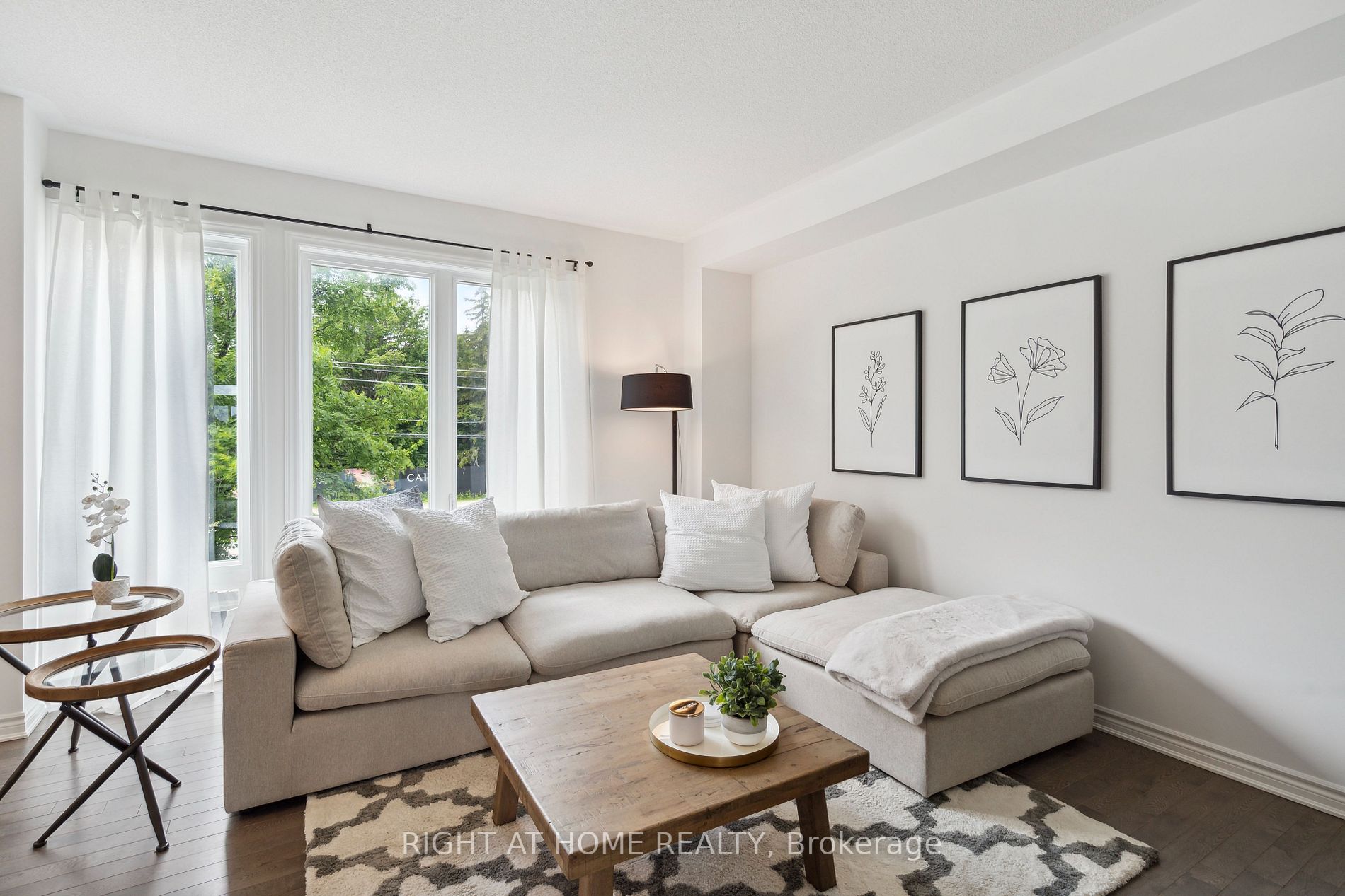 2495 Littlefield Cres