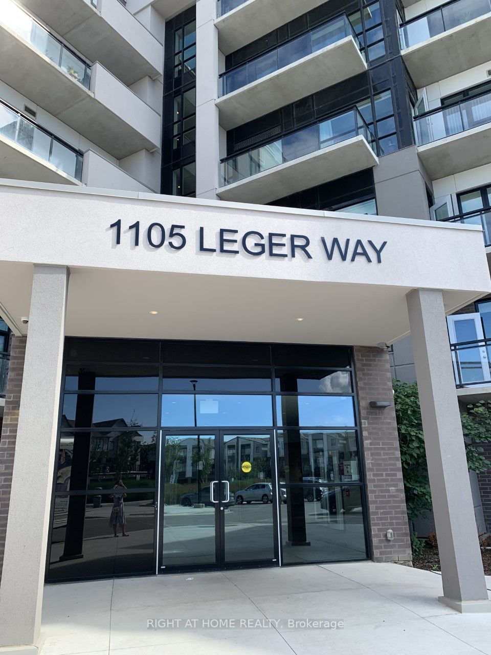 1105 E Leger Way 527
