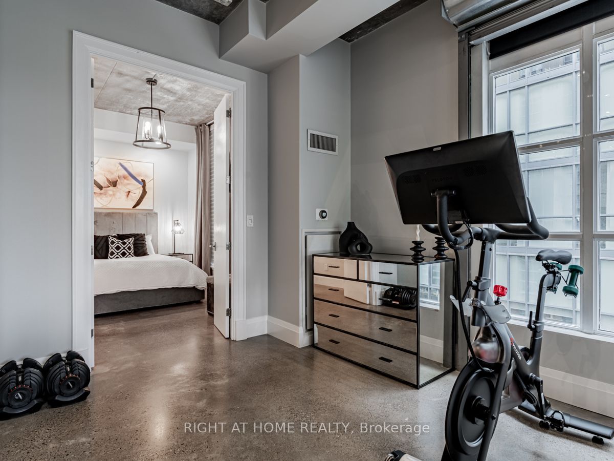 23 Brant St 704