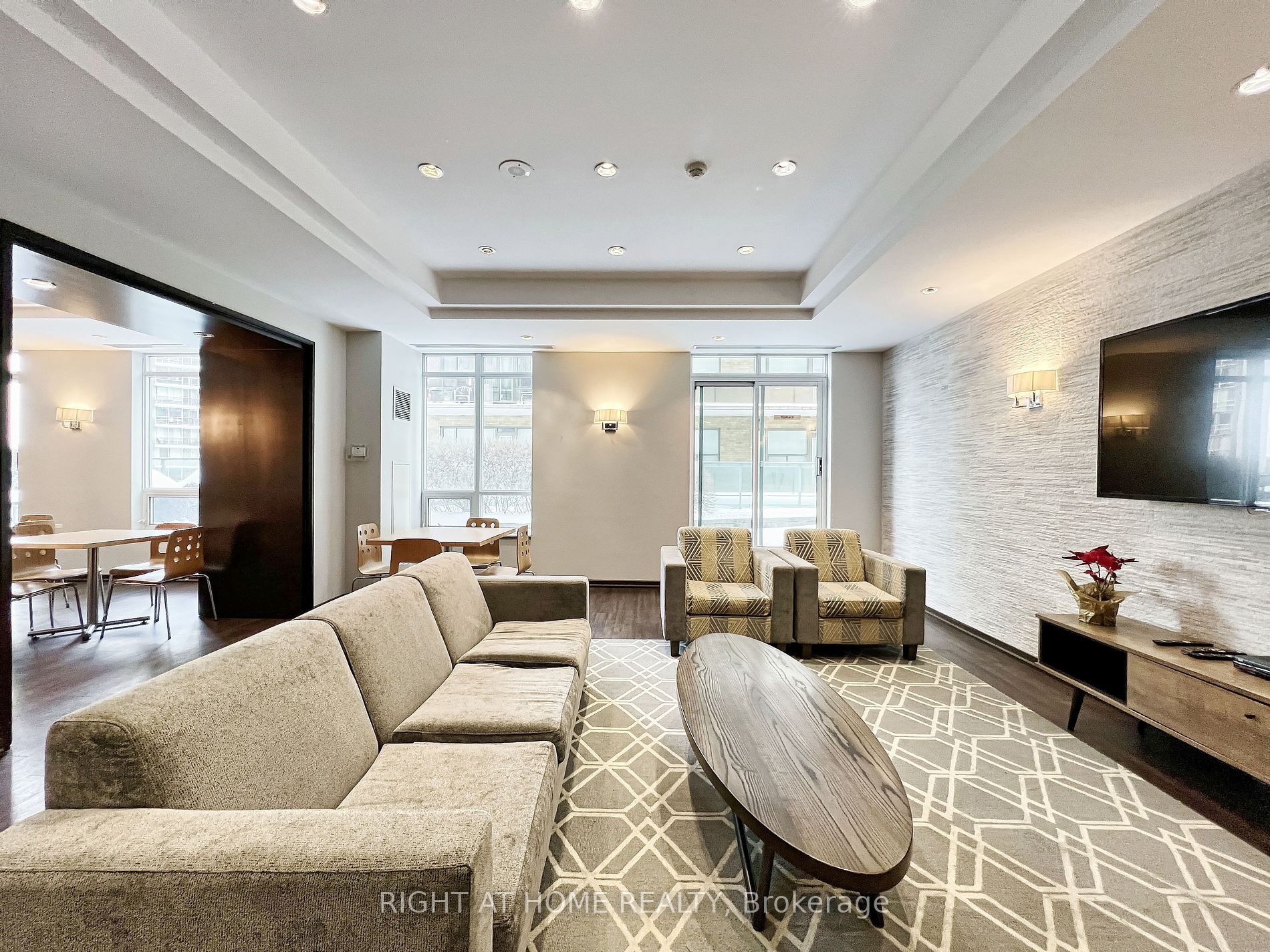 212 E Eglinton Ave 502