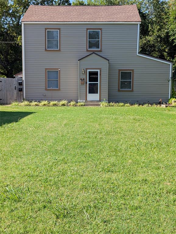 Nice upstairs one bedroom, one bathroom duplex now available. Featuring a large living room and bedroom, an updated shower, your own private entrance and the fridge is included. Located in the heart of Norman and a short drive to shopping, schools, parks, golf courses, restaurants and much more.