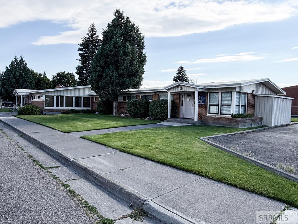 890 Oxford Drive