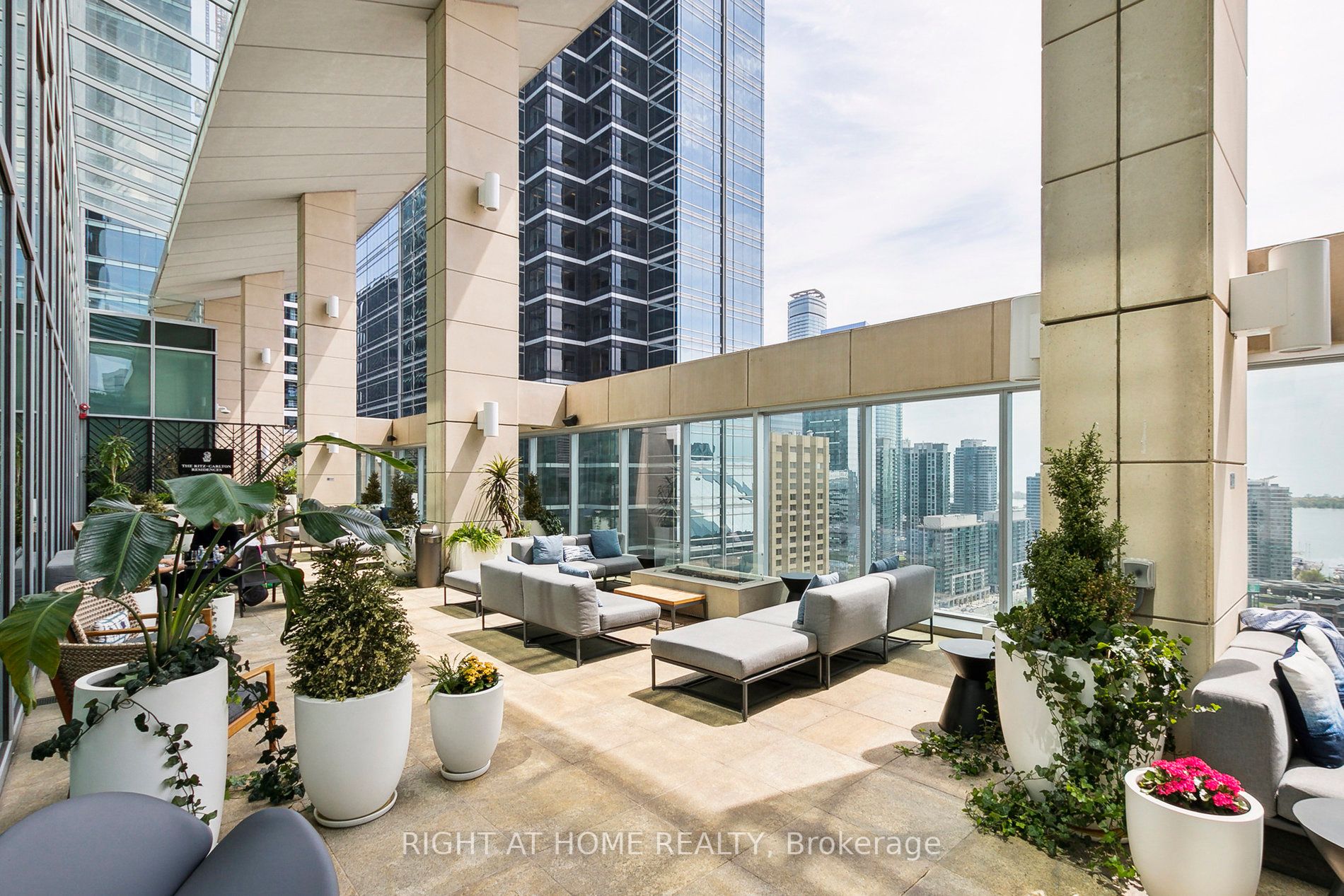 183 W Wellington St 3902