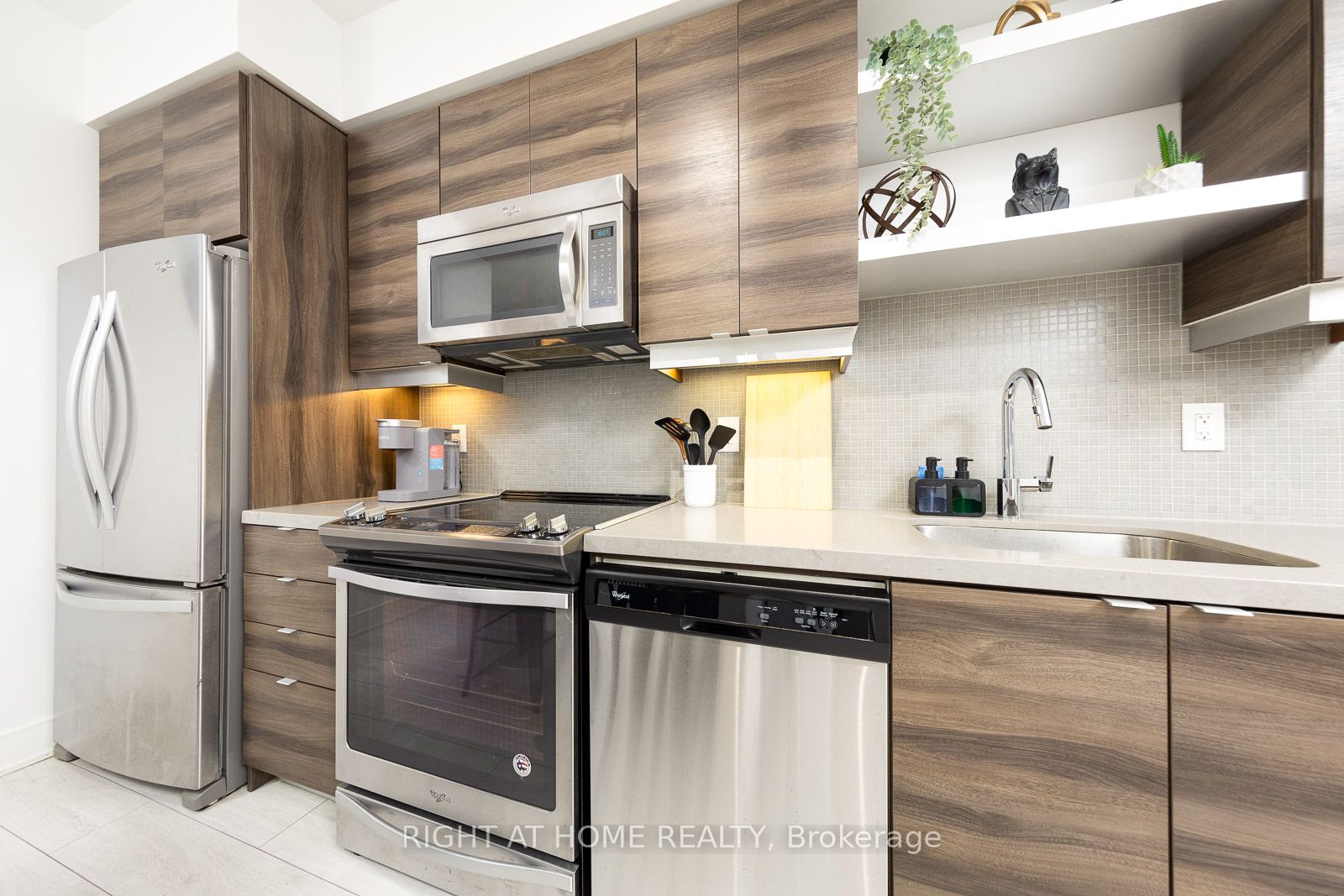 525 W Adelaide St 932