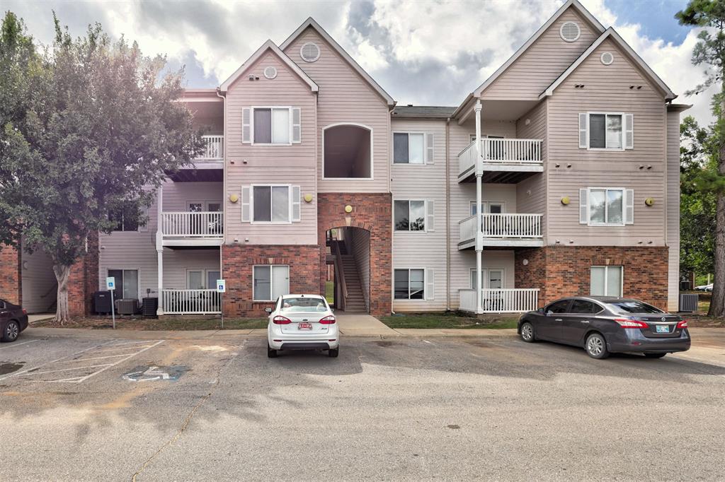 Unbelievable proximity to the University of Oklahoma makes this spacious second-floor condo great for investors, game day seekers, or students. Located in the highly desirable community of The Edge at Norman.  The four oversized bedrooms, each have their own en suite bathroom and generous walk in closet. New vinyl wood flooring in the kitchen and entryway. For ultimate convenience a full-size washer and dryer also included in the unit laundry area. Move-in ready. Condo amenities include pool, sand volleyball court and basketball court.