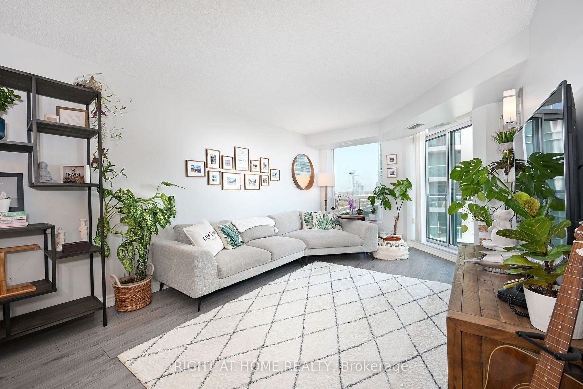 190 Manitoba St 805