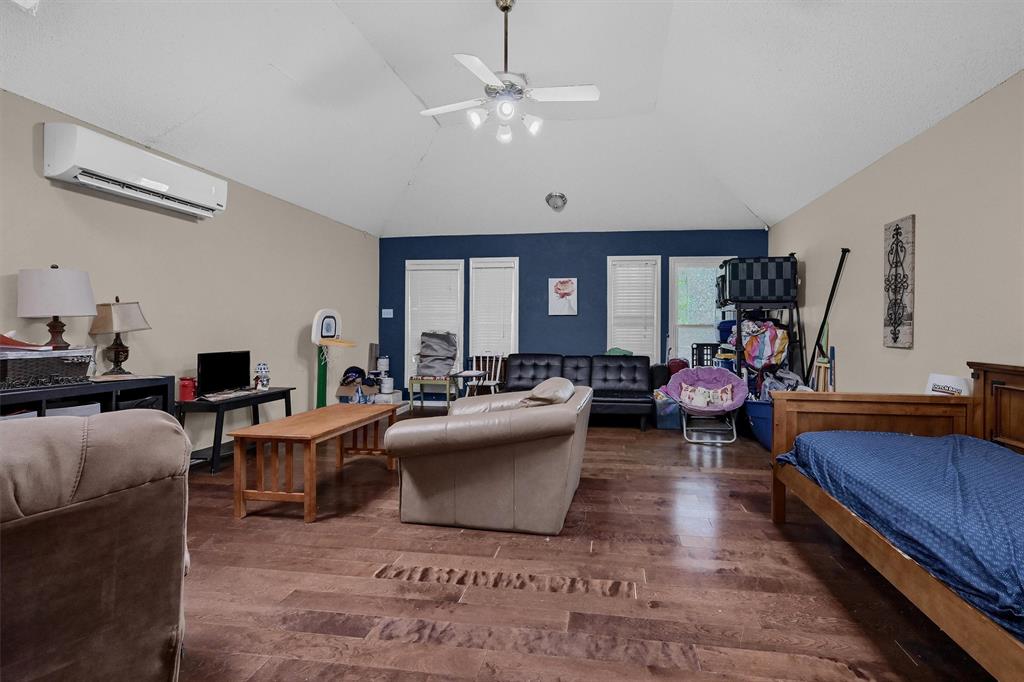 1933 Lakeview Circle