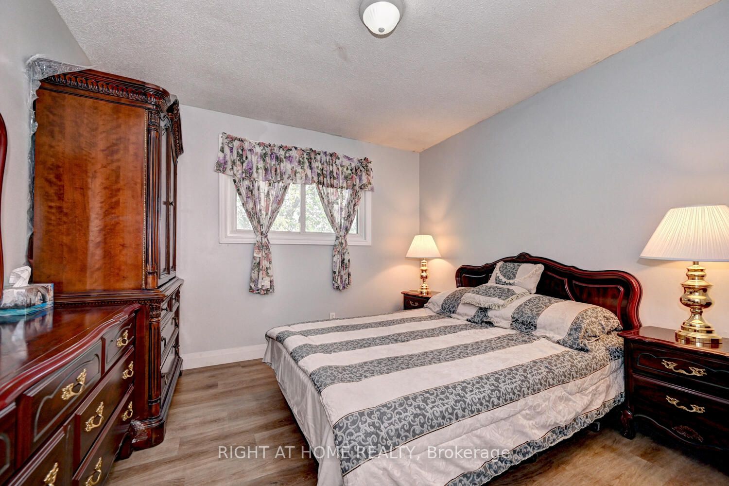32 Mowat Blvd 60