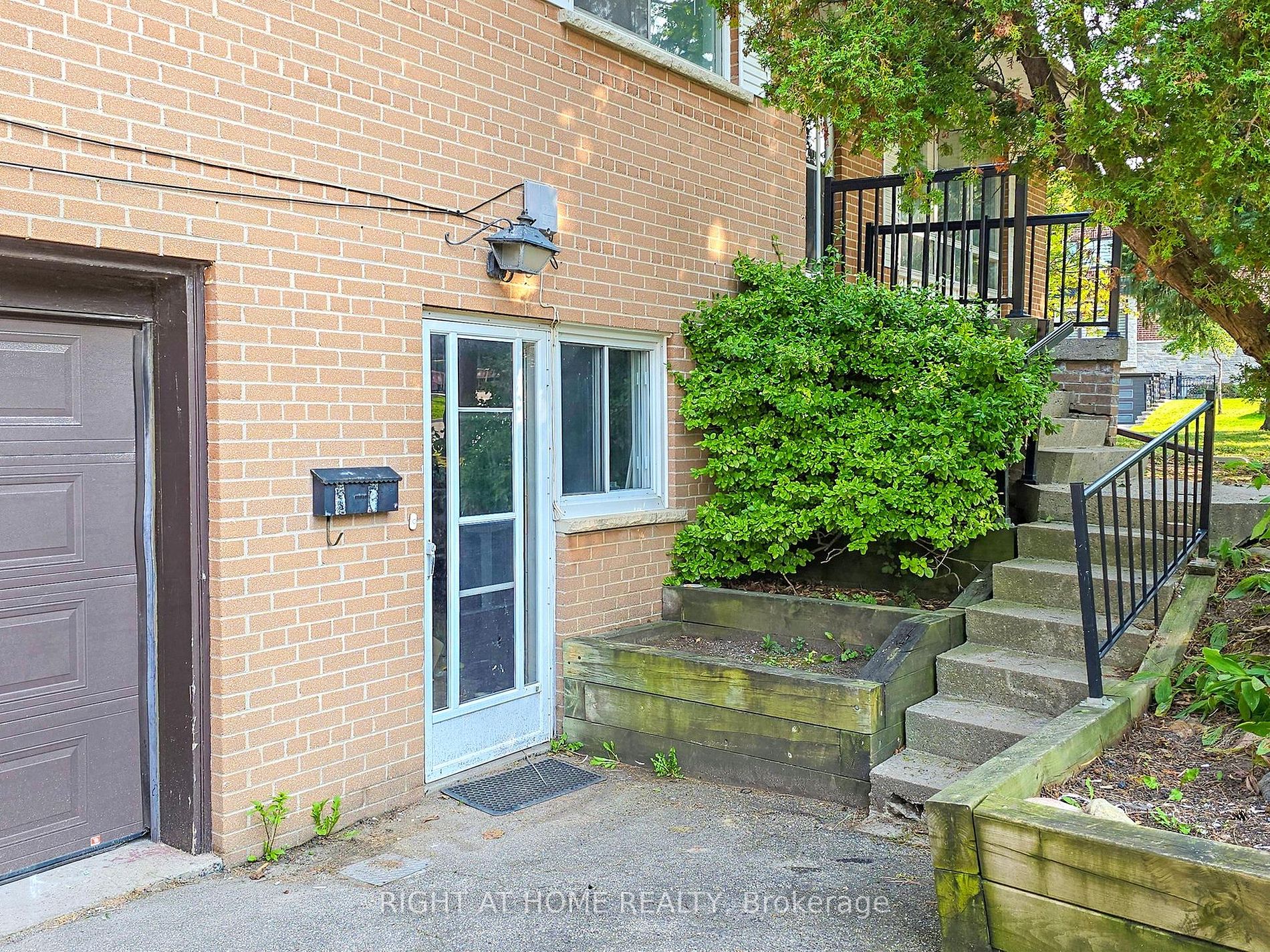96 Grandview Ave Main Fl