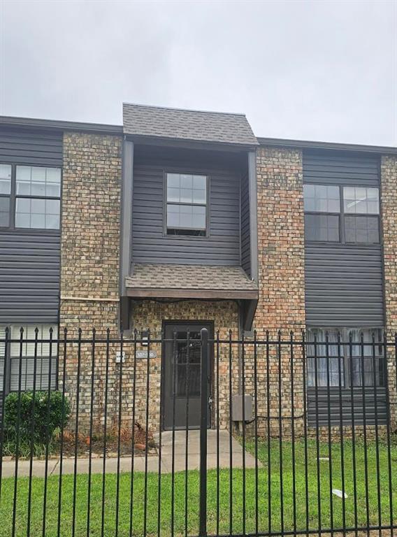 Welcome to this charming 2-bedroom, 1.5-bath condo nestled in the heart of Cottonwood Ridge. Whether you're a first-time buyer, investor, or looking to downsize, this property offers comfort, convenience, and community amenities that elevate everyday living. Property Highlights include: 2 spacious bedrooms with ample natural light, 1.5 baths for added convenience, Cozy, working fireplace (will be opened upon accepted contract). Hardwood flooring throughout. Reserved parking available. Dog park available for your furry companions. Access to a large community swimming pool, tennis court, and bike racks for active lifestyles.   
Located in a well-maintained community with easy access to local shops, dining, and the University of Oklahoma. This condo is tenant-occupied, so showings require a 24-hour notice. Tenant's contract is good through February 2026.  Roof was replaced earlier this year. 
Don't miss your chance to own a piece of Cottonwood Ridge—schedule your tour today and discover the perfect blend of comfort and convenience.