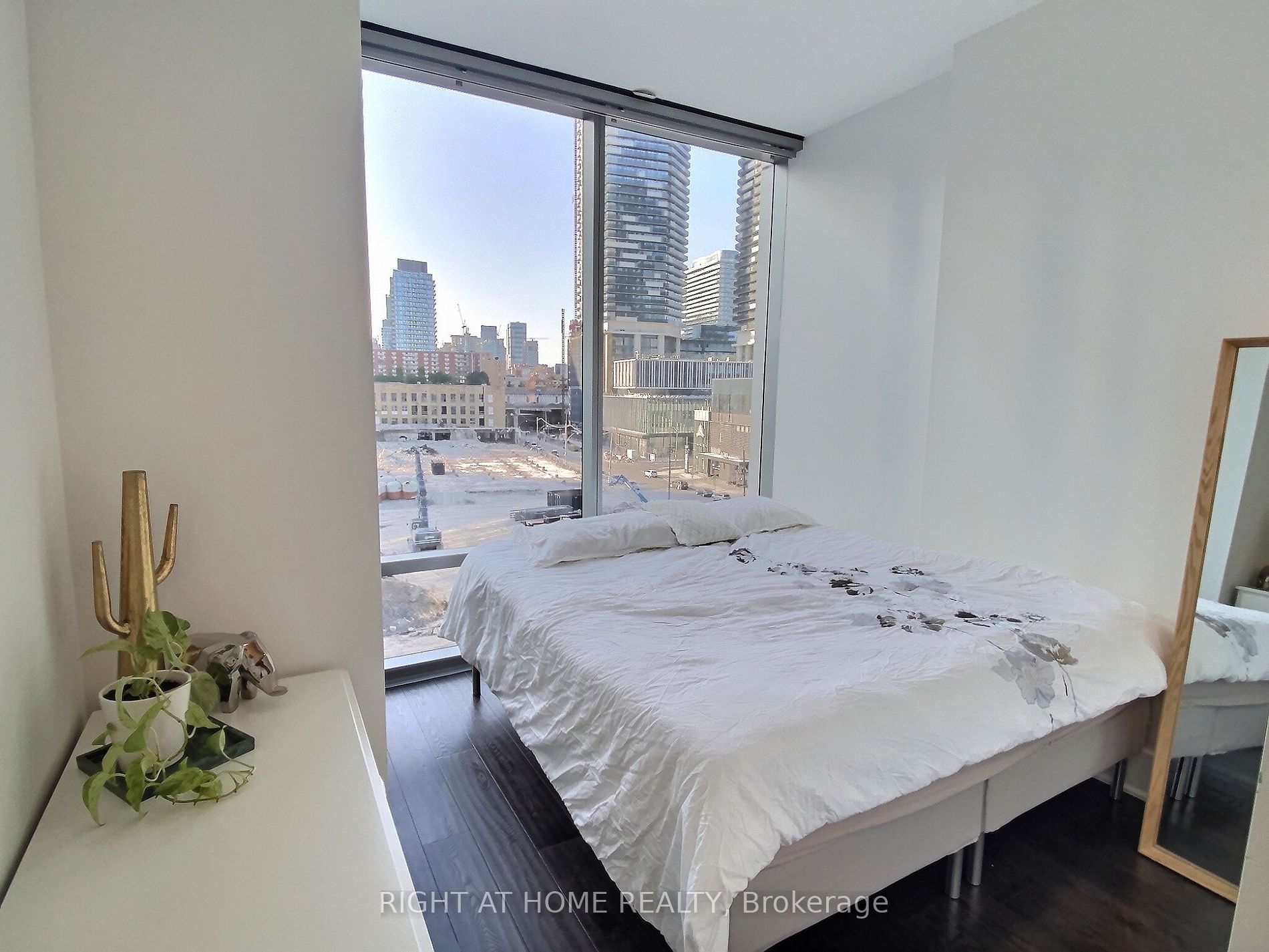 39 E Queens Quay 641