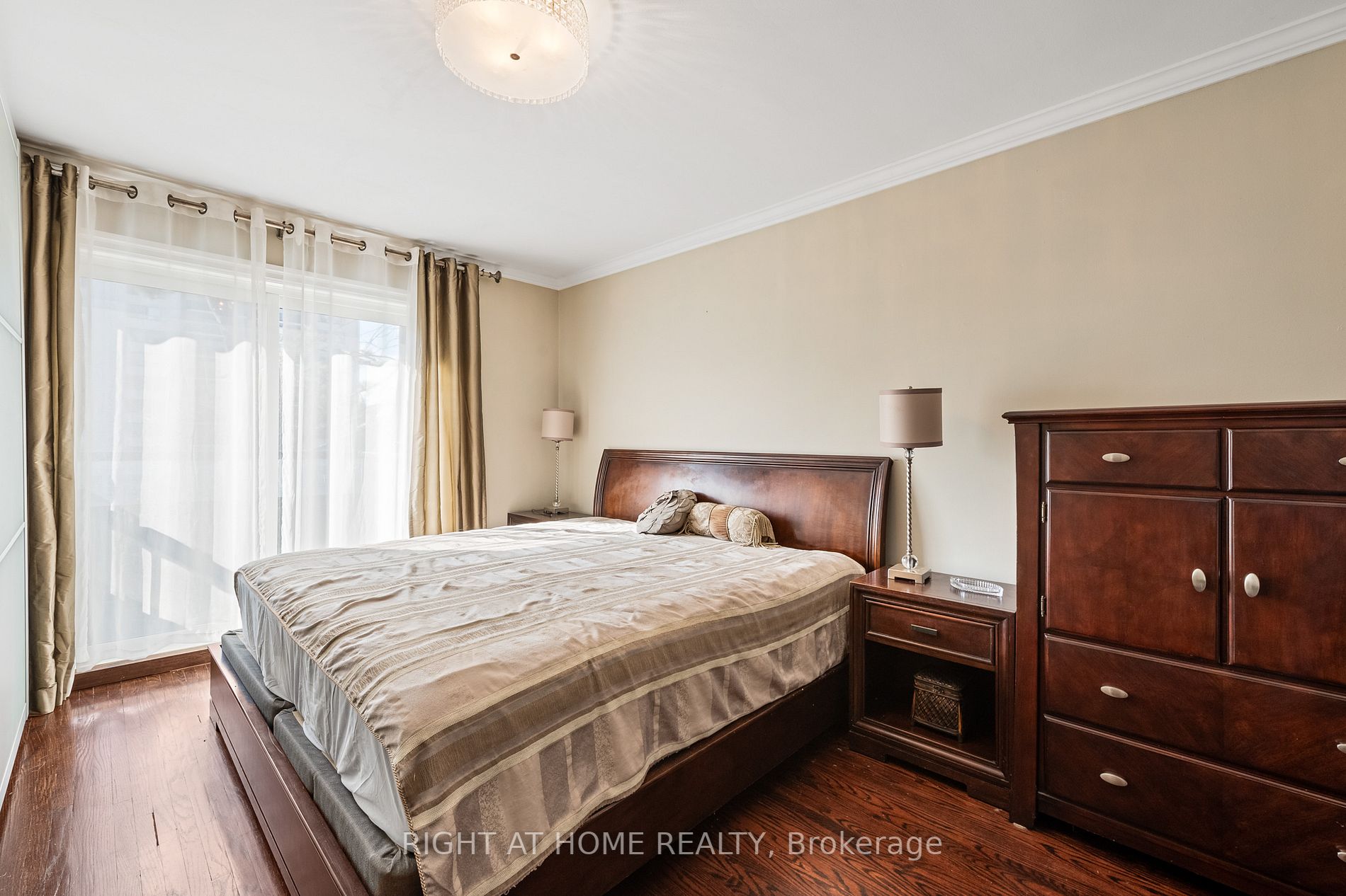 4357 W Bloor St 7