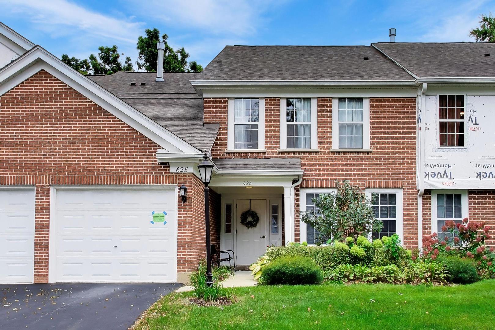 Great opportunity in the sought-after Rob Roy Country Club location! This second-floor 2-bedroom, 2-bath coach home offers a desirable open feel with volume ceilings and a convenient in-unit washer and dryer. The community features an array of amenities, including two swimming pools, a clubhouse, and tennis courts, all with reasonable HOA fees. Ideally located close to shopping, dining, entertainment, and everyday conveniences, this home offers an excellent opportunity to create a space that truly reflects your style. The property is ready for some TLC and updating, making it a great option for buyers looking to add their own personal touches and build value. Don't miss the opportunity to make this well-located coach home your own! Condo being SOLD AS IS! Needs works.