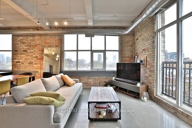 955 W Queen St 519