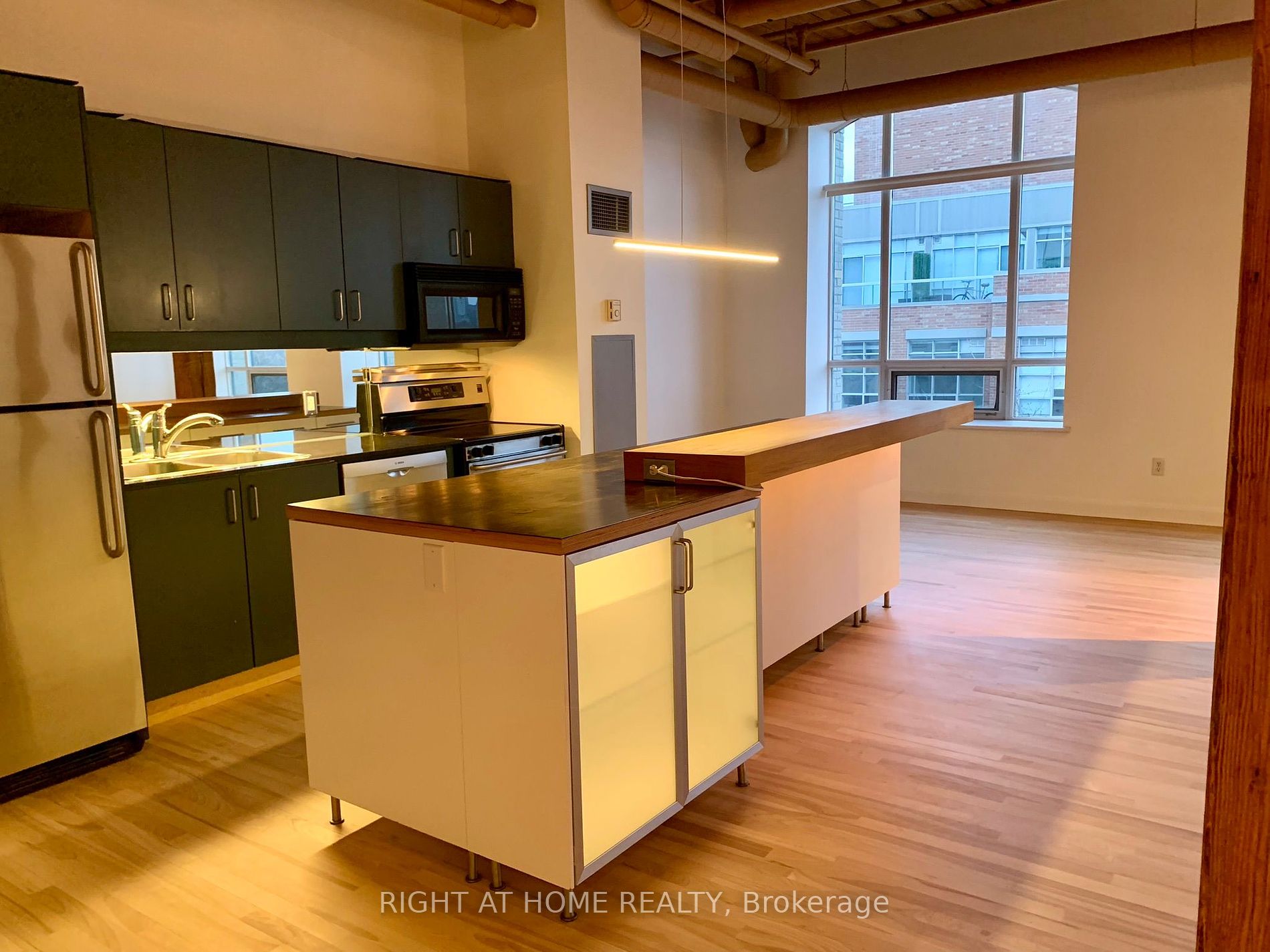 993 W Queen St 413
