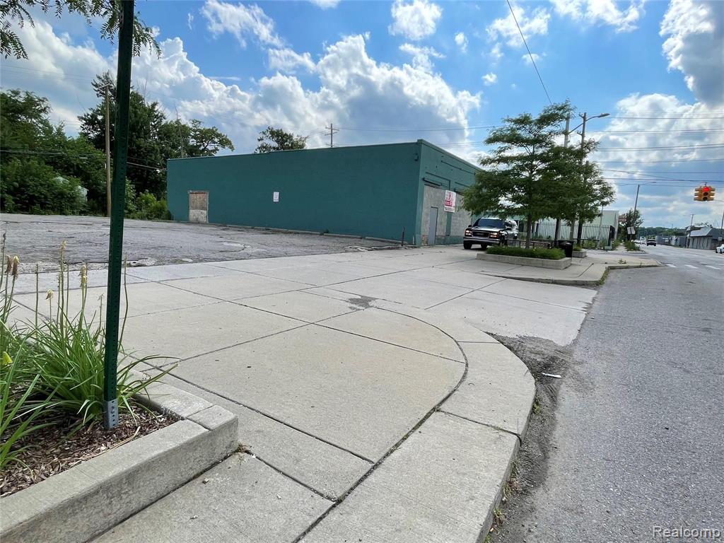 341 W 7 Mile Road