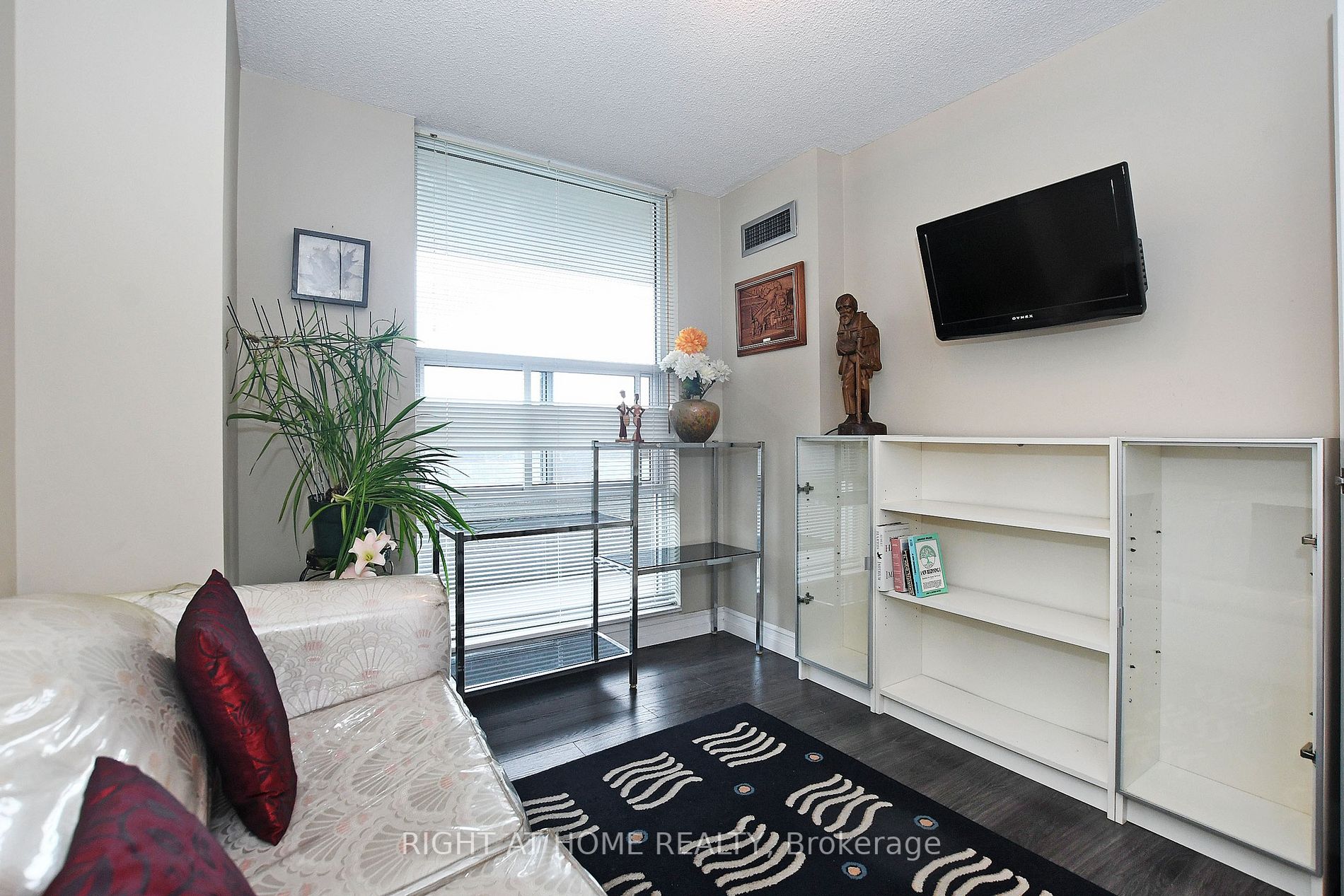 60 Inverlochy Blvd 806