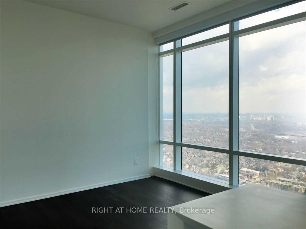 1 E Bloor St 5704