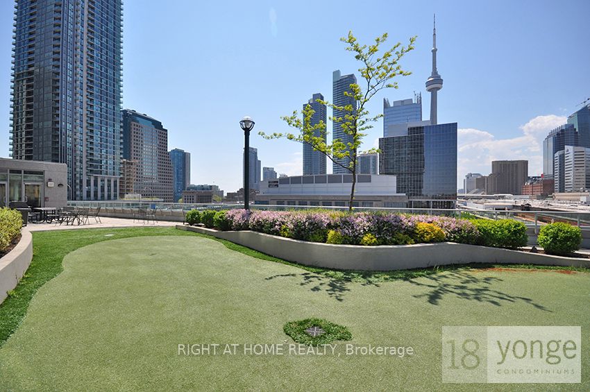 18 Yonge St 1405