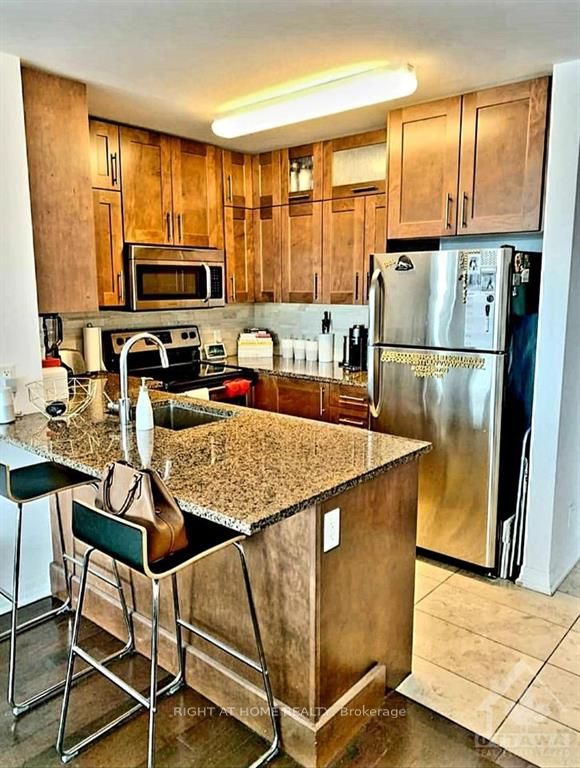 242 RIDEAU St PH2-280