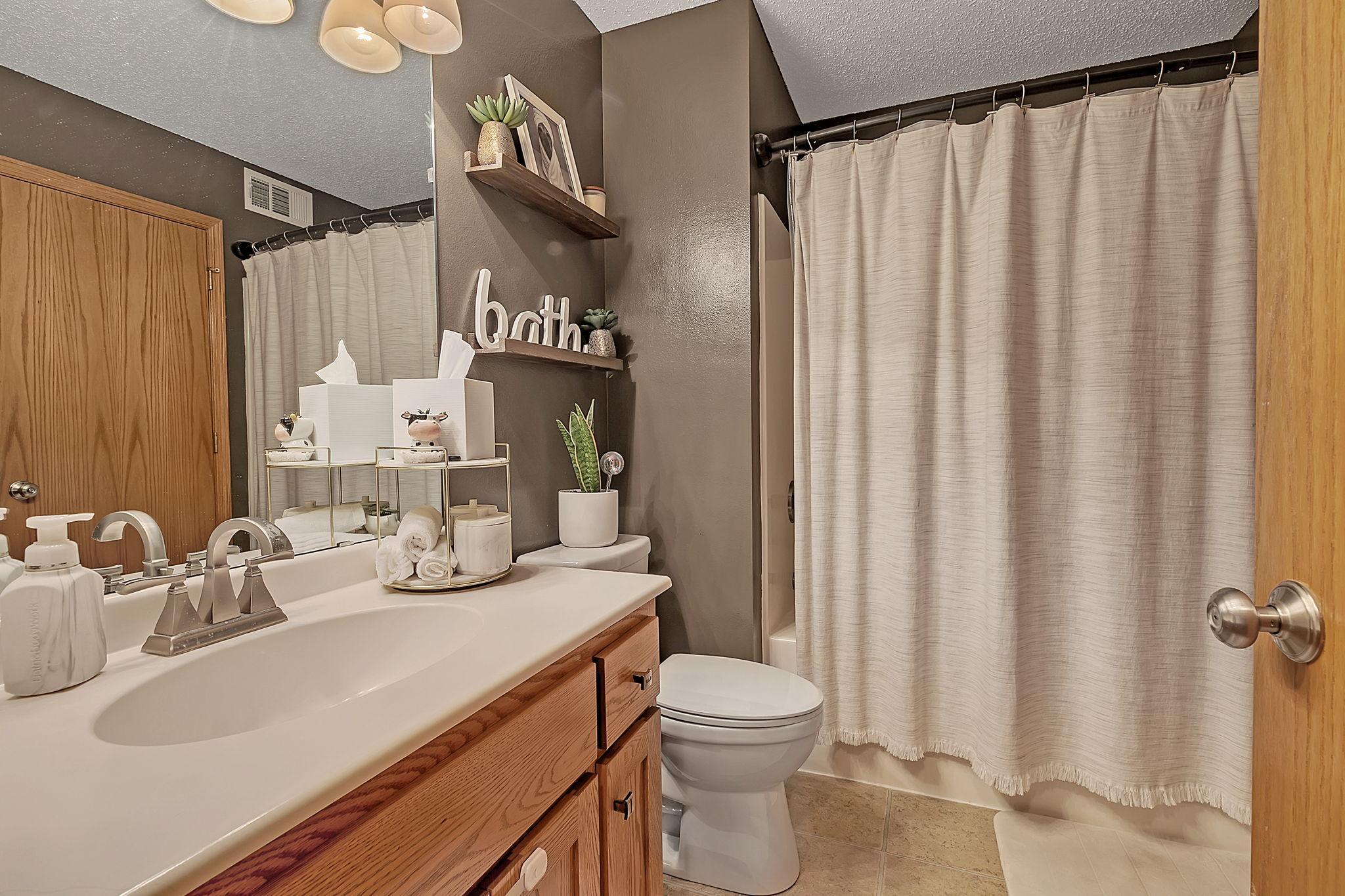 1525 Park View Lane NE