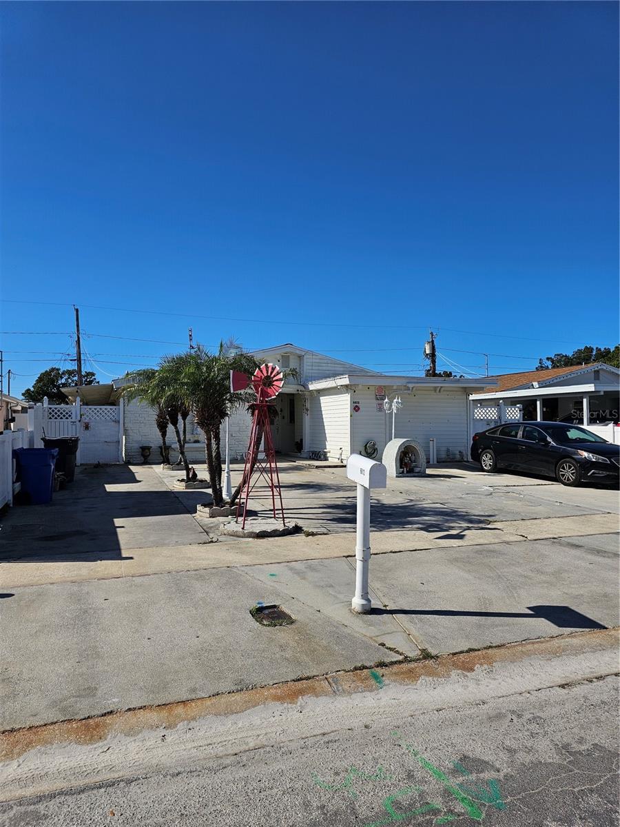 6812 N Thatcher Avenue