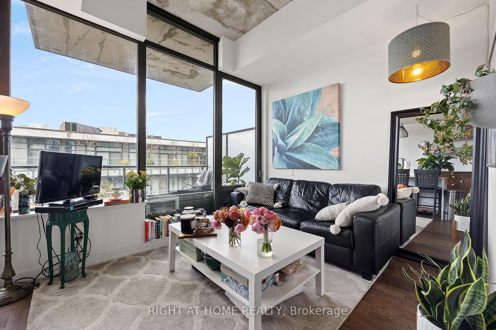 560 W King St 1004