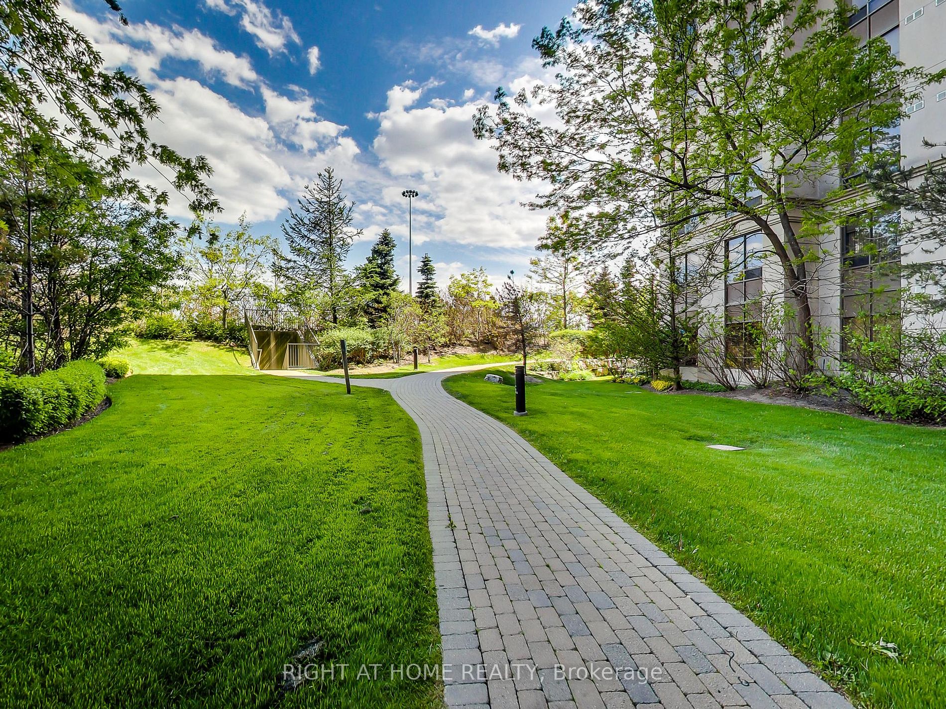 80 Harrison Garden Blvd 2923