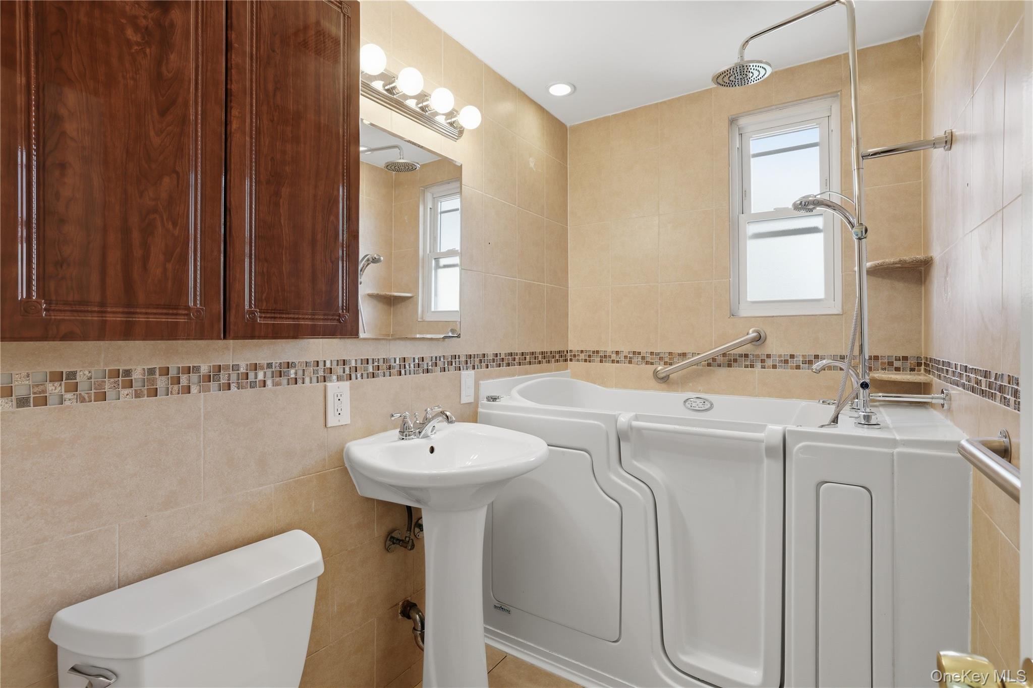 254-18 2nd Floor 75 Ave Upper