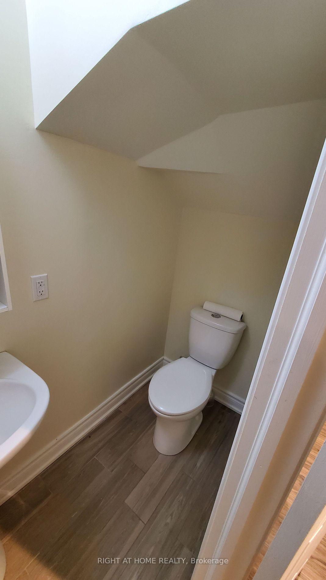 743 Banks Cres