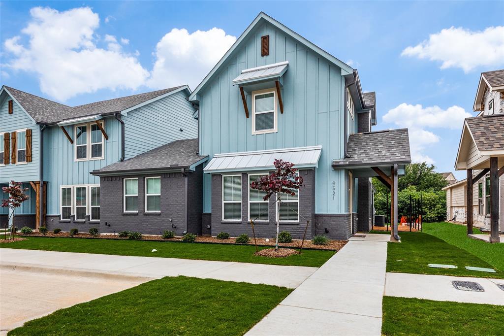 Near Eagle Mountain Lake, this townhome offers master on lower level with ensuite bath. Large den-dining combination withtall ceilings also on lower level. The kitchen is a winner with island breakfast bar and farmers sink. Two additionalbedrooms and jack and jill bath on upper level. There's also a half guest bath on first floor. Enjoy the patio and the artificialturf yard. Rear entry 2 car garage.