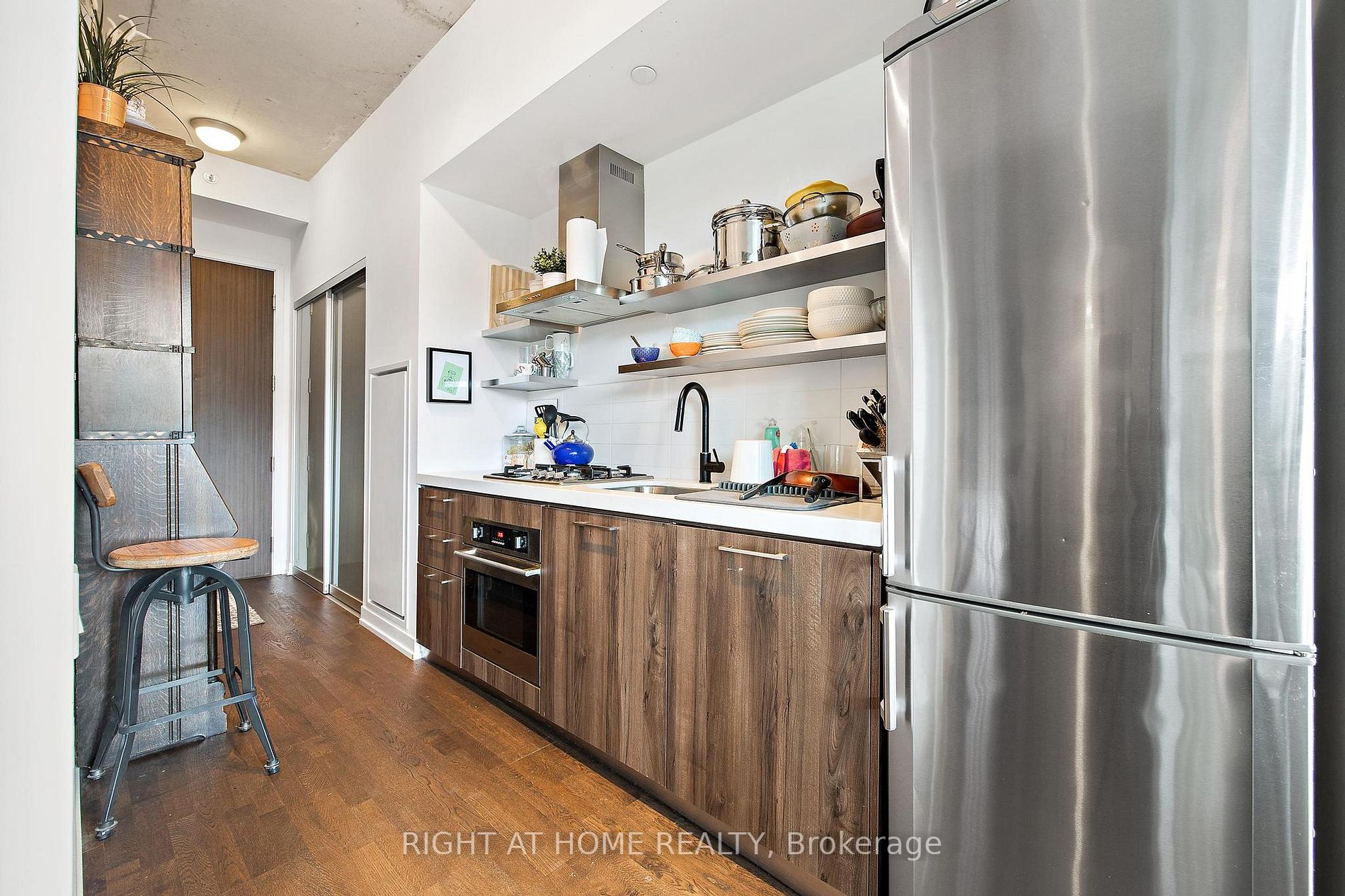 560 W King St 1004