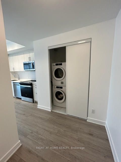 681 Yonge St 401
