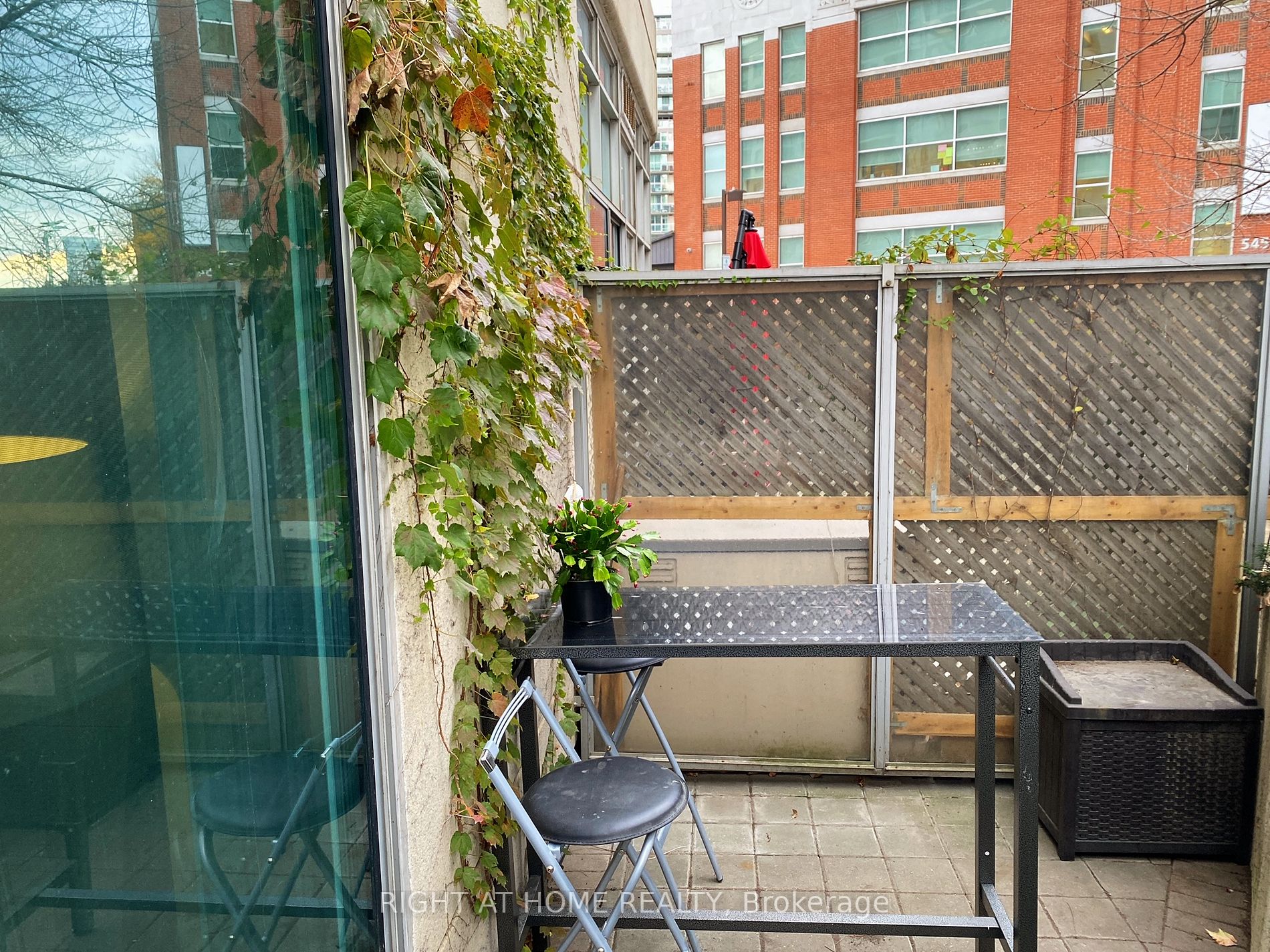 600 W Queens Quay Quay 108