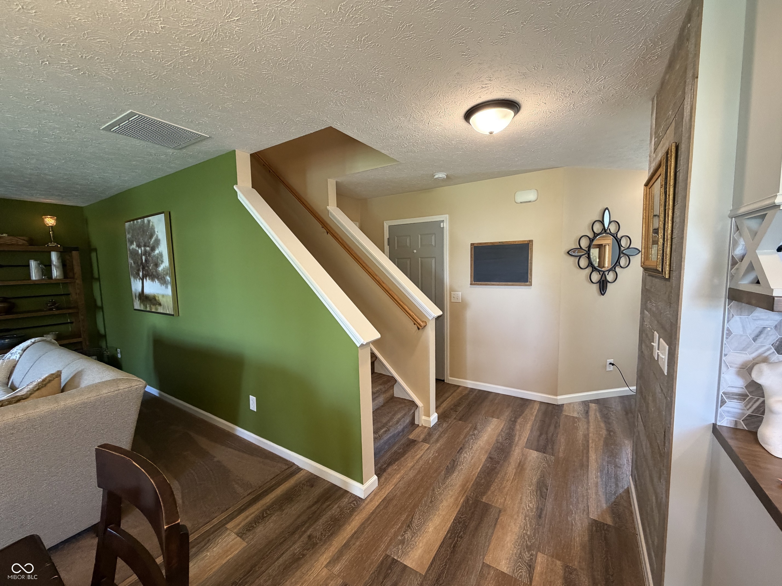 5752 Columbia Circle S