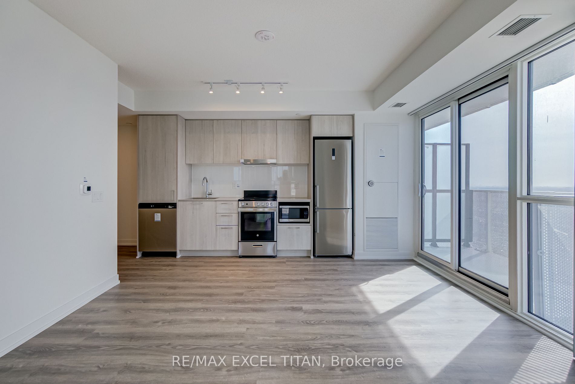195 Commerce St 2911