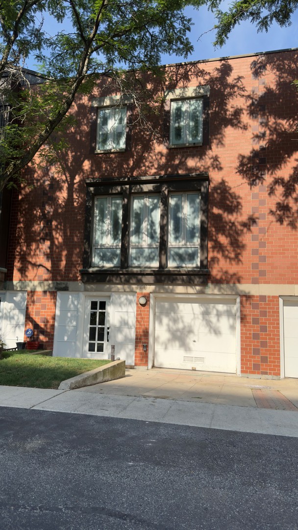 Rare opportunity to own this newly updated townhome in Dearborn Park II. Spacious townhome with completely updated kitchen, all new stainless steel appliances, newly updated bathrooms, freshly painted throughout, brand new carpeting in the bedrooms and new furnace. Offering 3 bedrooms, 3 full bathrooms, gated back garden and deck space, attached single car garage, exterior parking pad, and separate exterior parking space. Excellent South Loop location near parks, South Loop Schools, dining, grocery, public transit, museums, with convenient access to the Loop and expressways.