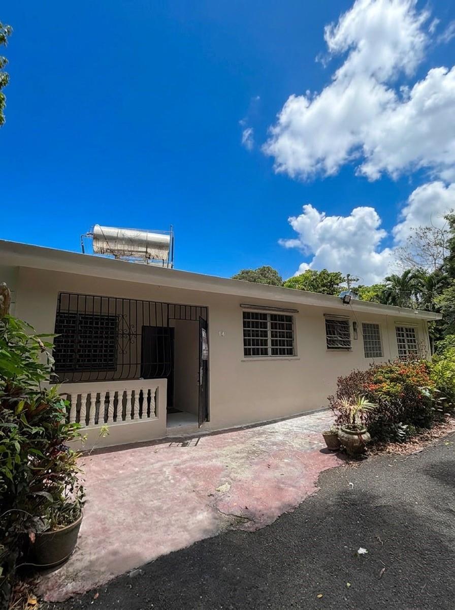 Piedras Blancas, Guaynabo? Countryside in the city… just 4 minutes from the Martínez Nadal Expressway.Newly painted property with approximately 2,467.4 sq ft of construction and a cuerda (approximately 1.7 acres) of land with great potential for planting, development, or enjoying nature and privacy.?? 5 bedrooms?? 2 bathrooms?? Double covered carport?? Water cistern?? Indoor laundry area?? Internal staircaseLayout:?? Upper level:• 3 bedrooms• 1 bathroom?? Lower level:• 2 bedrooms• 1 bathroomAvailable for showings soon