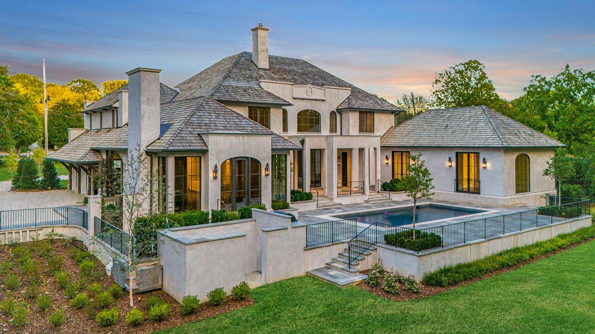 Presented in the Italian Renaissance style. This beautifully rendered residence captures thetimeless character that can only be found along Nashville’s preeminent Belle MeadeBoulevard. The pure symmetry of the primary facade is supported by restrained use ofauthentic stucco and Indiana cut limestone. Careful consideration has been given to everyaspect of the design...with elevated emphasis of critical components that strike a balancebetween pure classicism and relevant modern design trends. All details are classically scaledand appropriately proportioned to ensure 533 Belle Meade Boulevard will age gracefully.