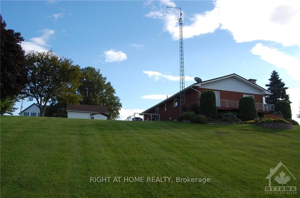 1835 CHEMIN DU TRAVERSIER Rd