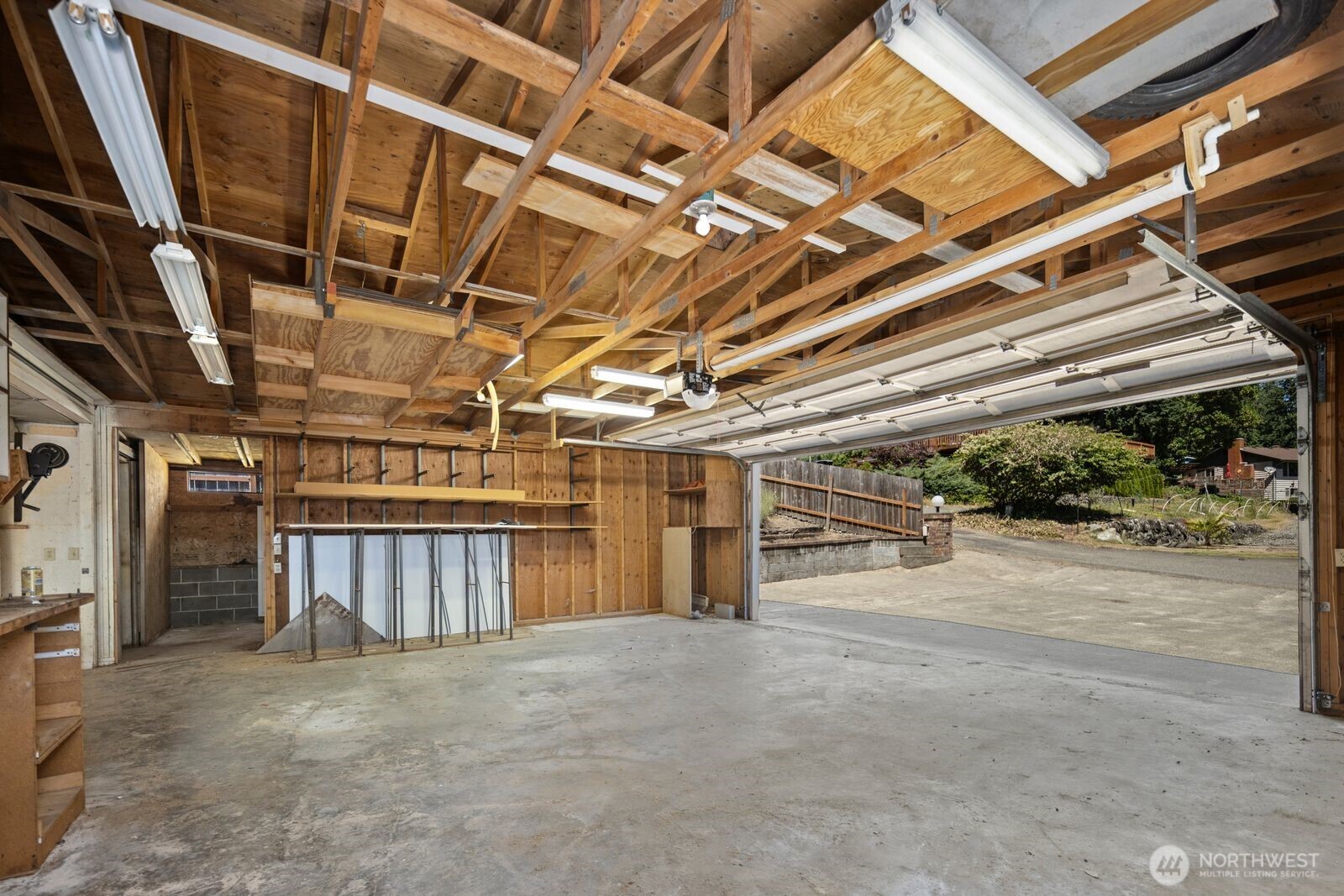 6899 Navajo Trail NE